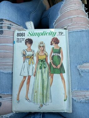 Simplicity Youth/Teen Dress Pattern in Green & White 8061